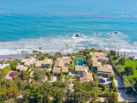Luxury private gated estate facing the pacific ocean in Malibu
