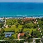 Oceanfront luxury estate in Palm Beach Florida. Immobilier de luxe USA