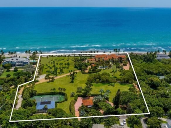 Oceanfront luxury estate in Palm Beach Florida. Immobilier de luxe USA