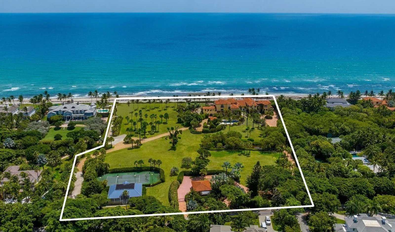 Oceanfront luxury estate in Palm Beach Florida. Immobilier de luxe USA