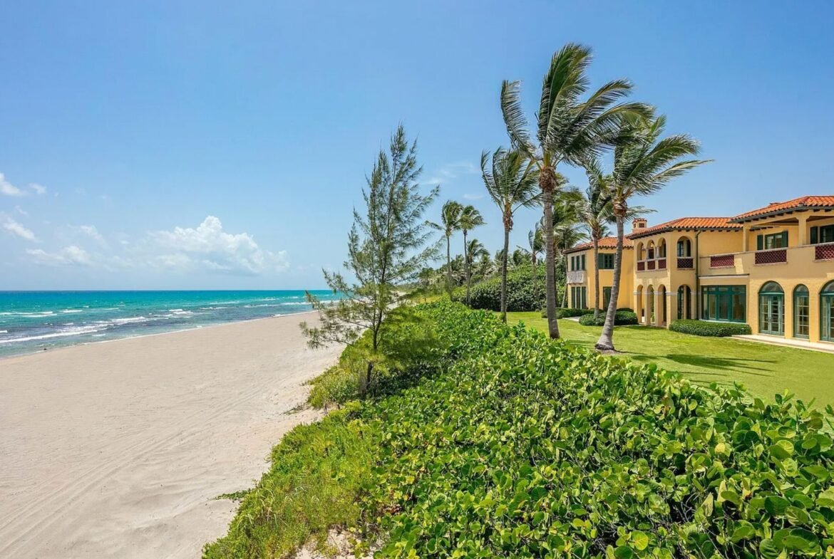 Oceanfront luxury estate in Palm Beach Florida. Immobilier de luxe USA