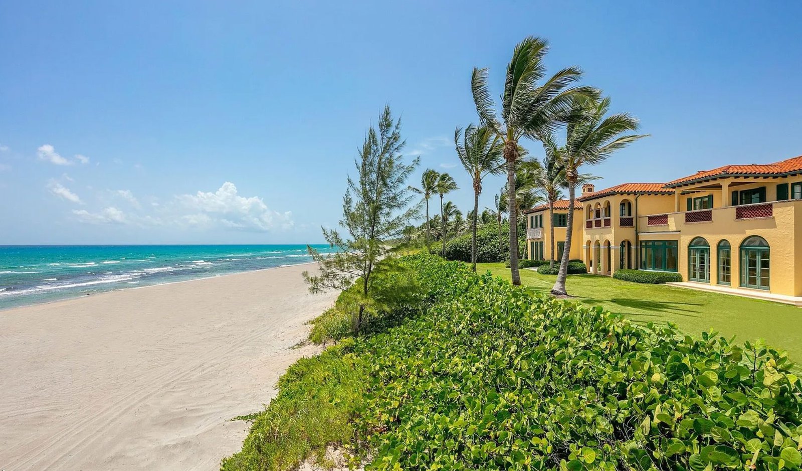 Oceanfront luxury estate in Palm Beach Florida. Immobilier de luxe USA