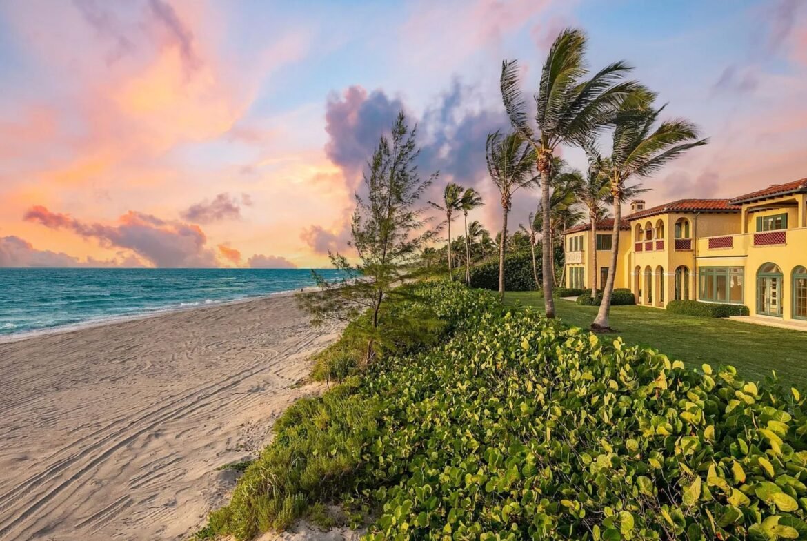 Oceanfront luxury estate in Palm Beach Florida. Immobilier de luxe USA