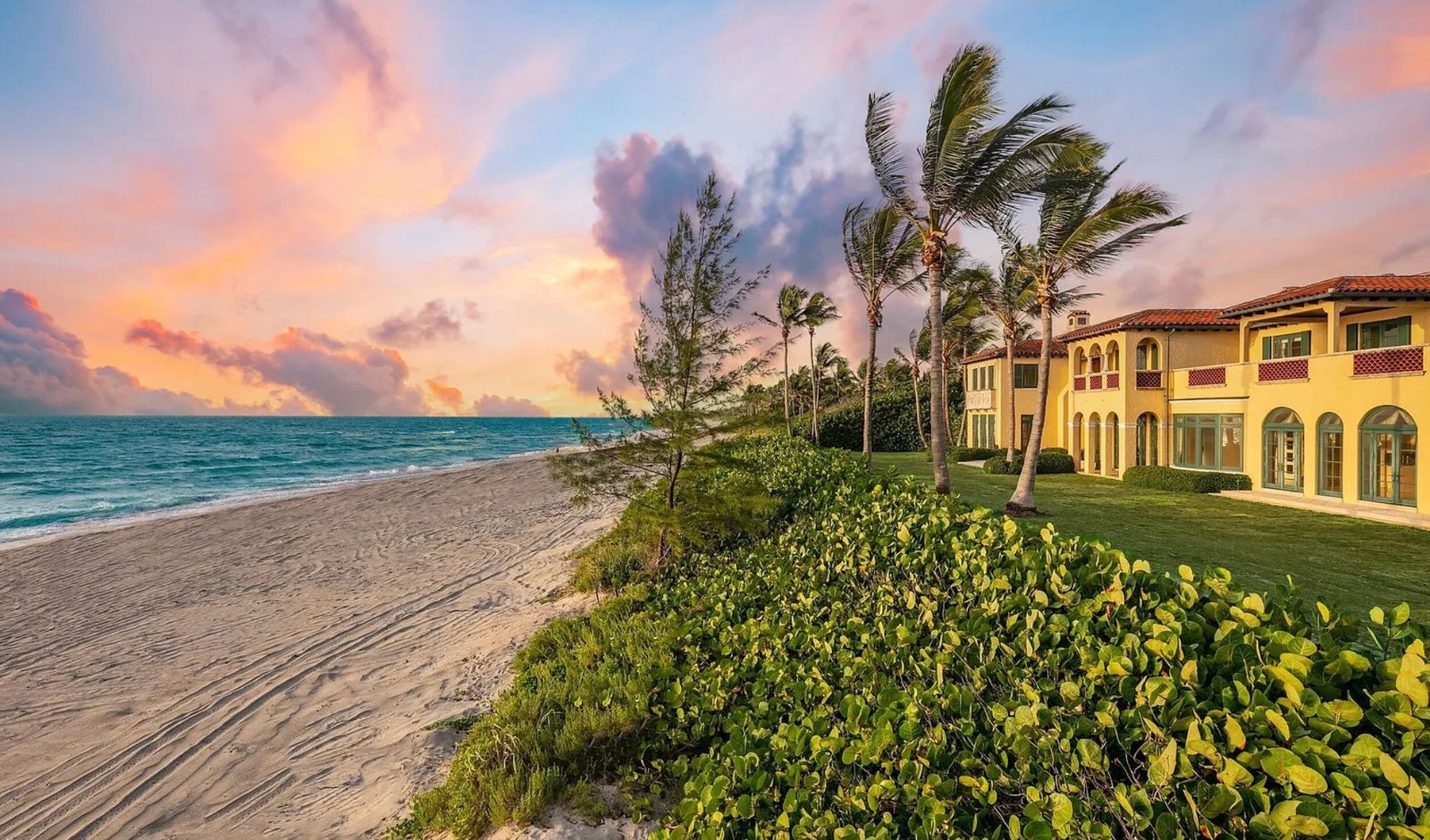 Oceanfront luxury estate in Palm Beach Florida. Immobilier de luxe USA
