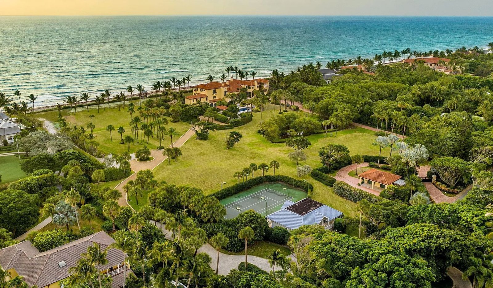 Oceanfront luxury estate in Palm Beach Florida. Immobilier de luxe USA