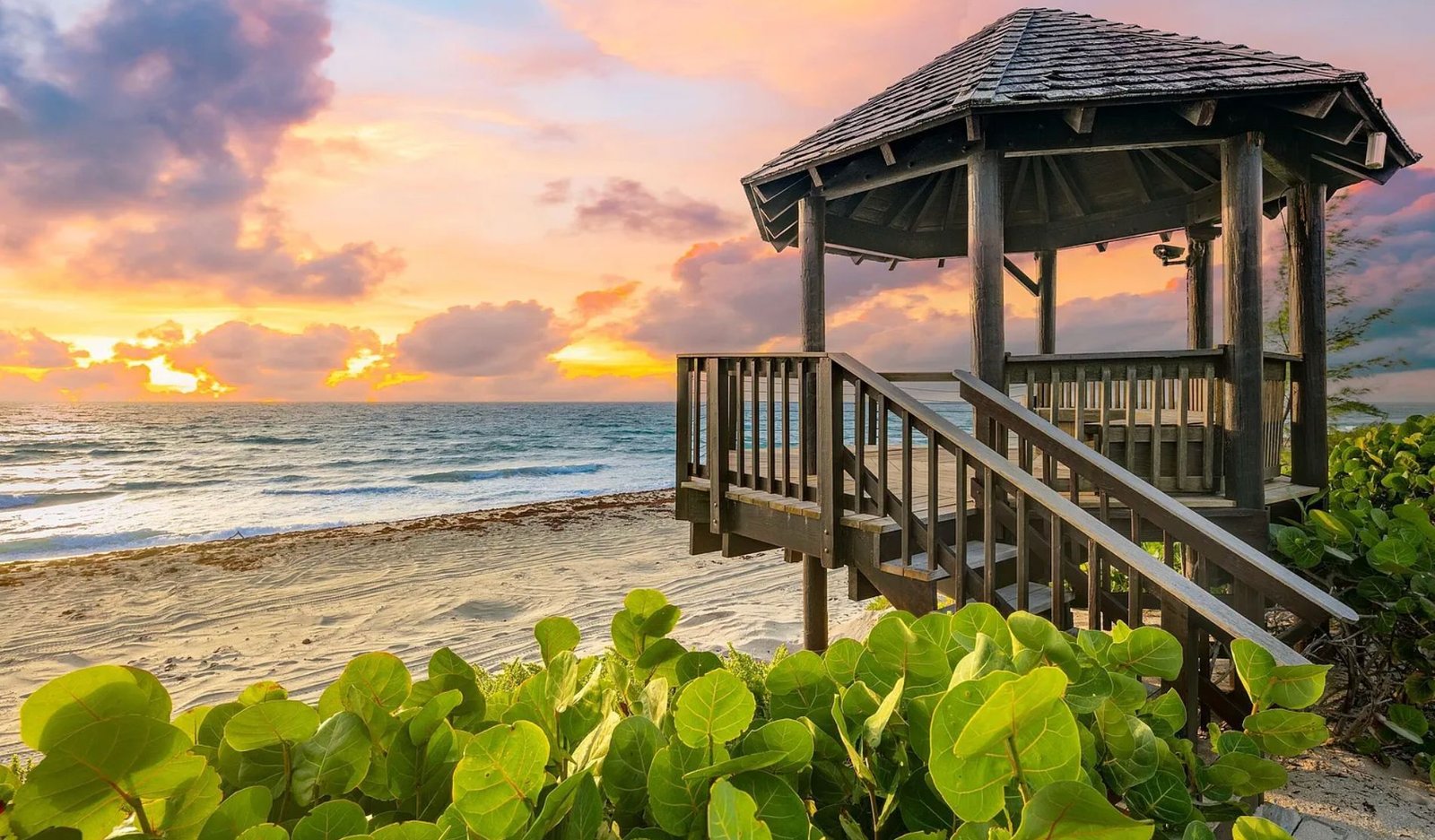 Oceanfront luxury estate in Palm Beach Florida. Immobilier de luxe USA