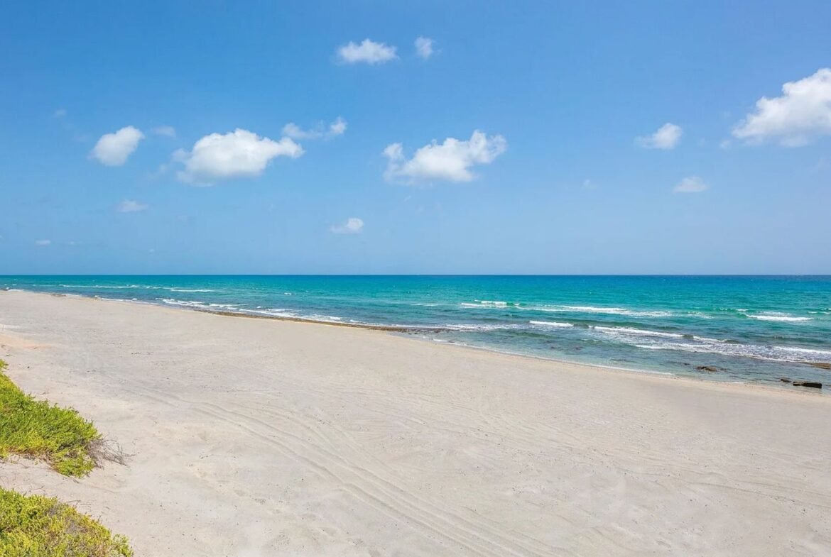 Oceanfront luxury estate in Palm Beach Florida. Immobilier de luxe USA