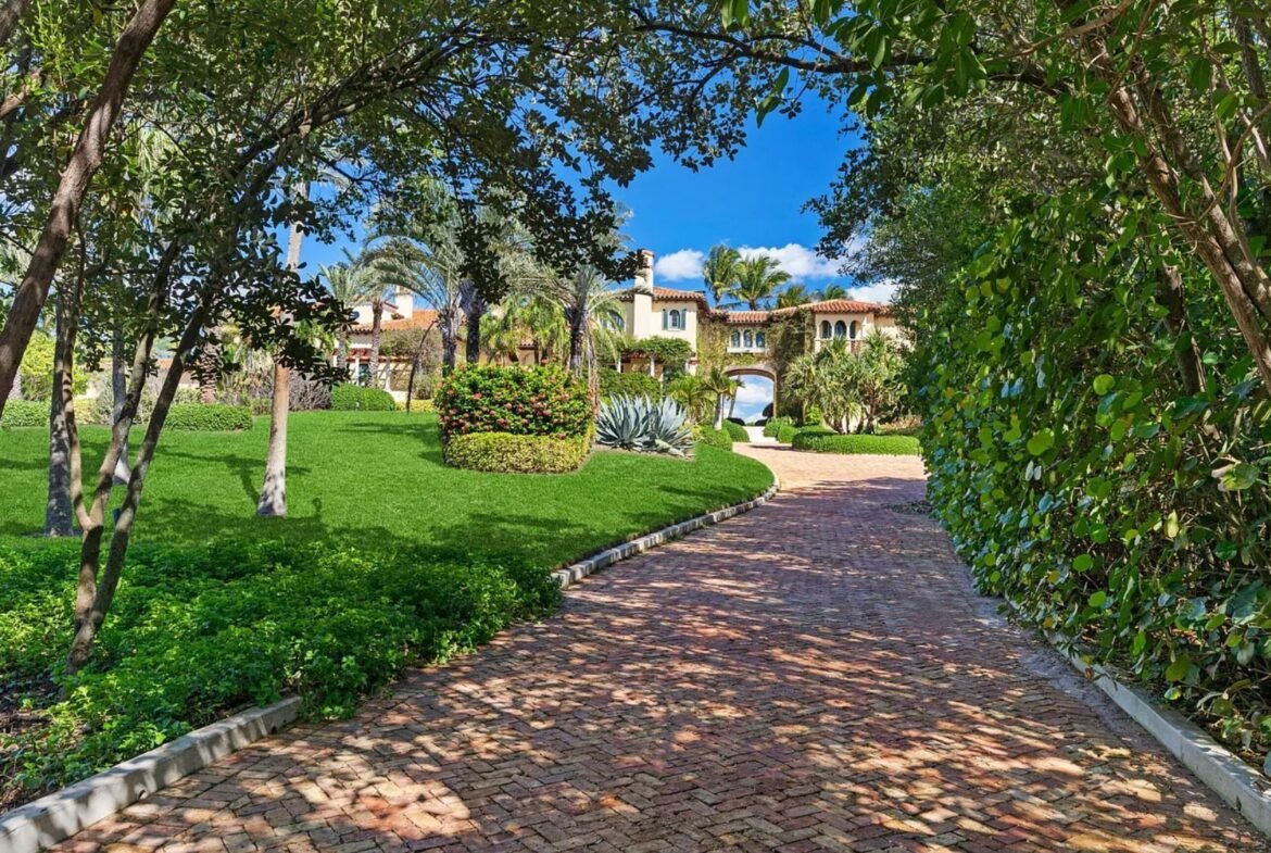 Oceanfront luxury estate in Palm Beach Florida. Immobilier de luxe USA