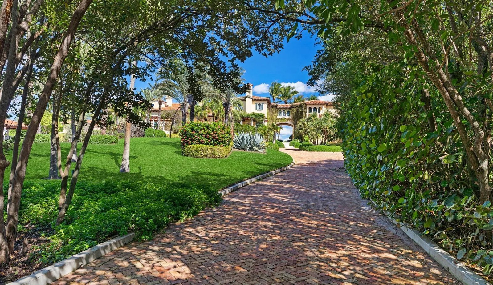Oceanfront luxury estate in Palm Beach Florida. Immobilier de luxe USA