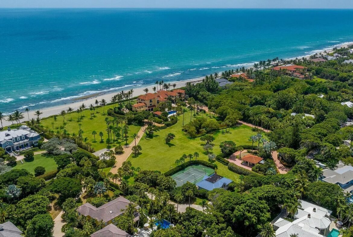 Oceanfront luxury estate in Palm Beach Florida. Immobilier de luxe USA