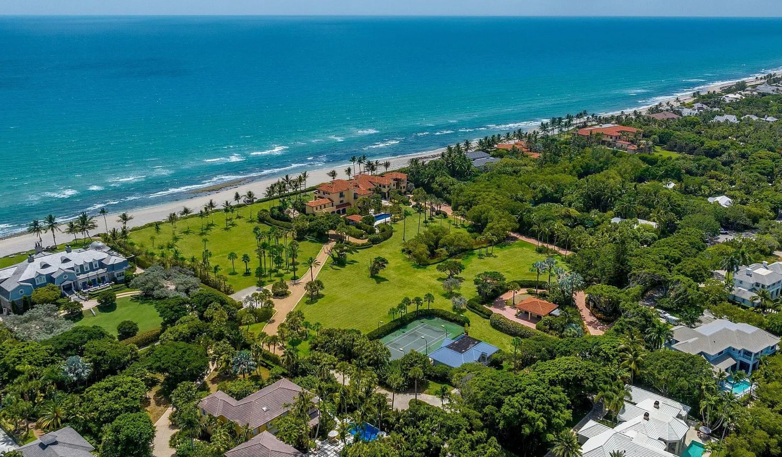 Oceanfront luxury estate in Palm Beach Florida. Immobilier de luxe USA