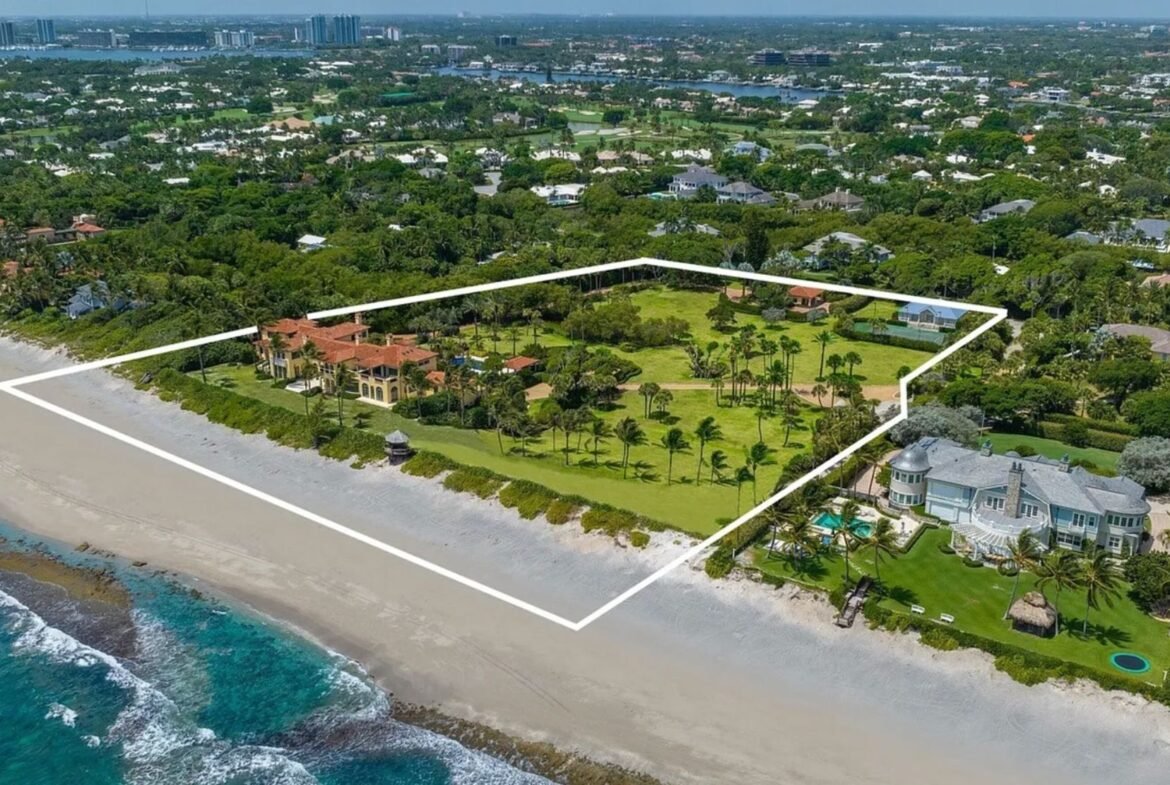 Oceanfront luxury estate in Palm Beach Florida. Immobilier de luxe USA