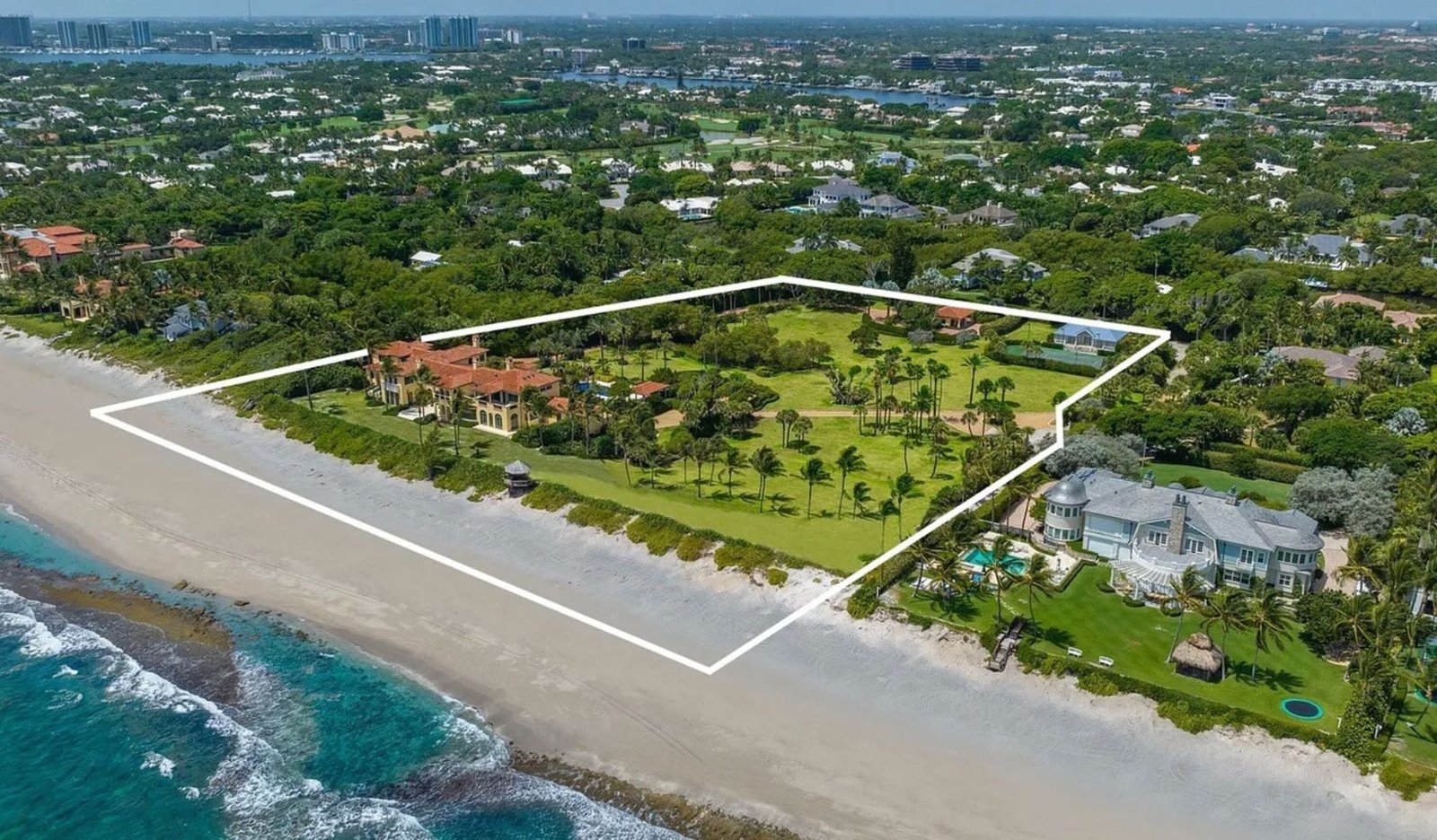Oceanfront luxury estate in Palm Beach Florida. Immobilier de luxe USA