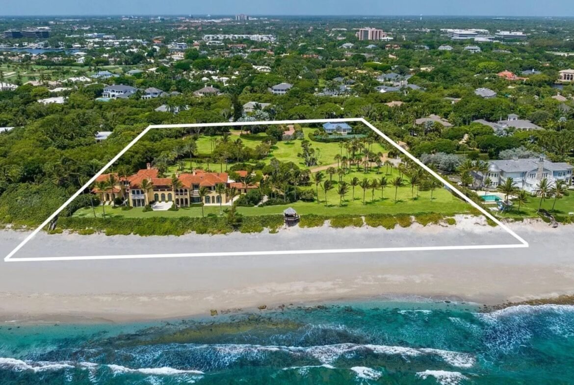 Oceanfront luxury estate in Palm Beach Florida. Immobilier de luxe USA