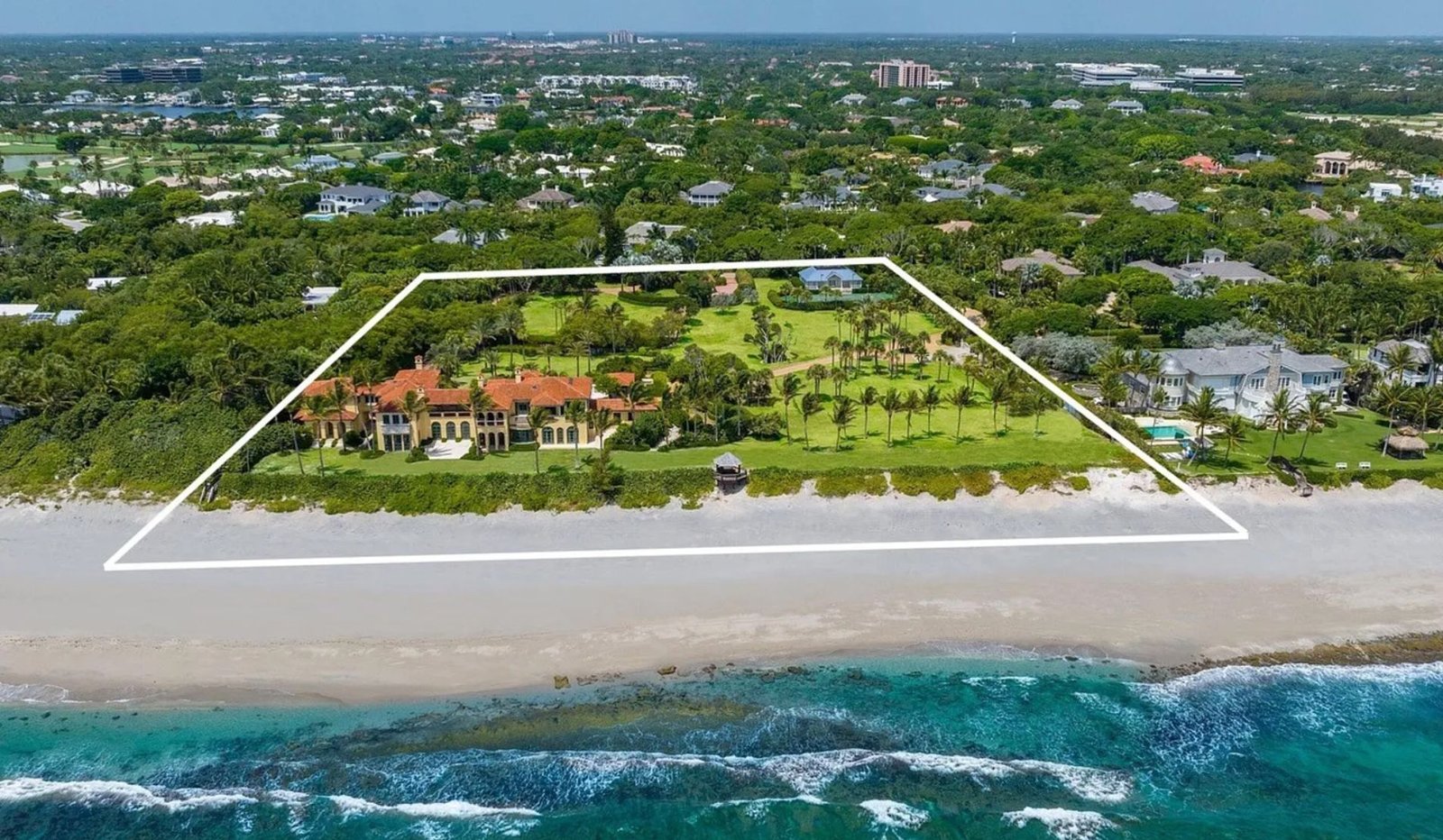 Oceanfront luxury estate in Palm Beach Florida. Immobilier de luxe USA