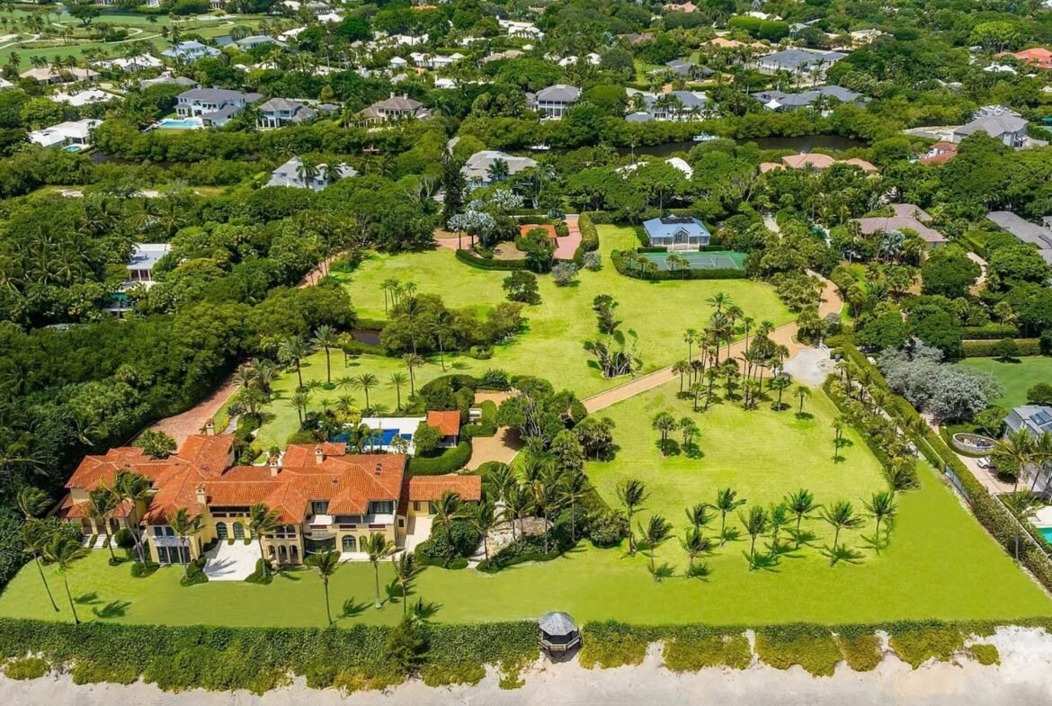 Oceanfront luxury estate in Palm Beach Florida. Immobilier de luxe USA