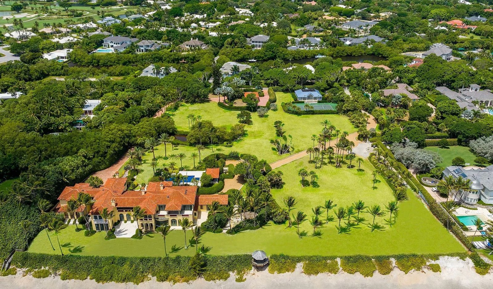 Oceanfront luxury estate in Palm Beach Florida. Immobilier de luxe USA