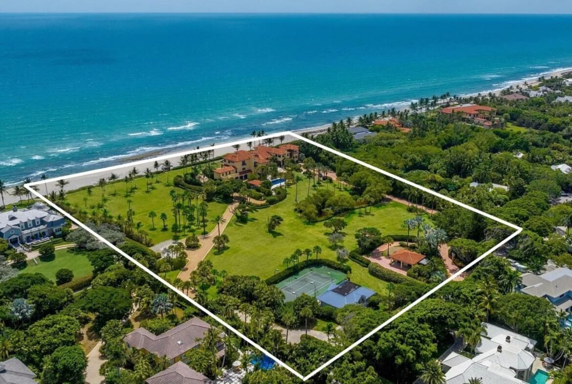 Oceanfront luxury estate in Palm Beach Florida. Immobilier de luxe USA