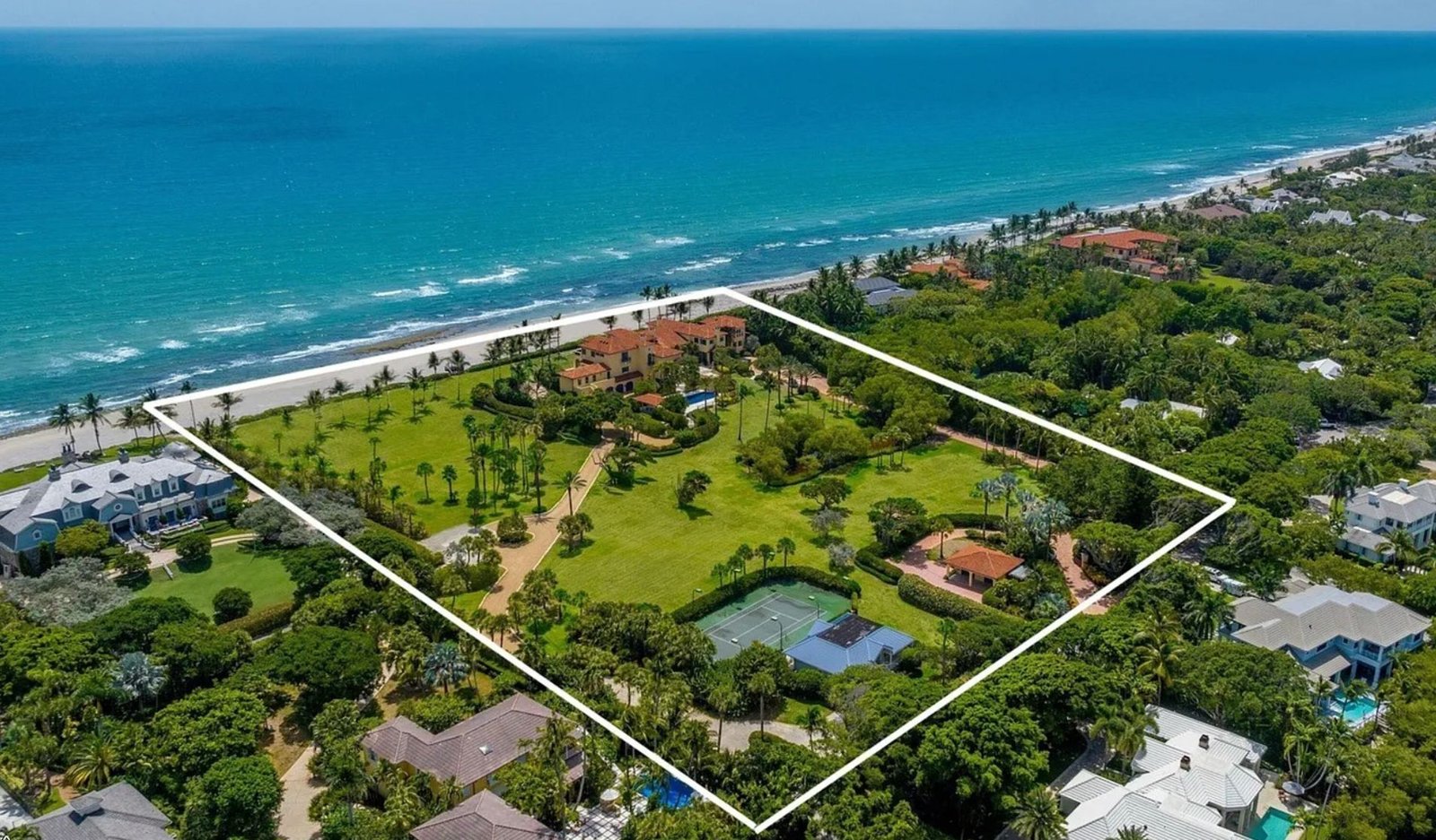 Oceanfront luxury estate in Palm Beach Florida. Immobilier de luxe USA