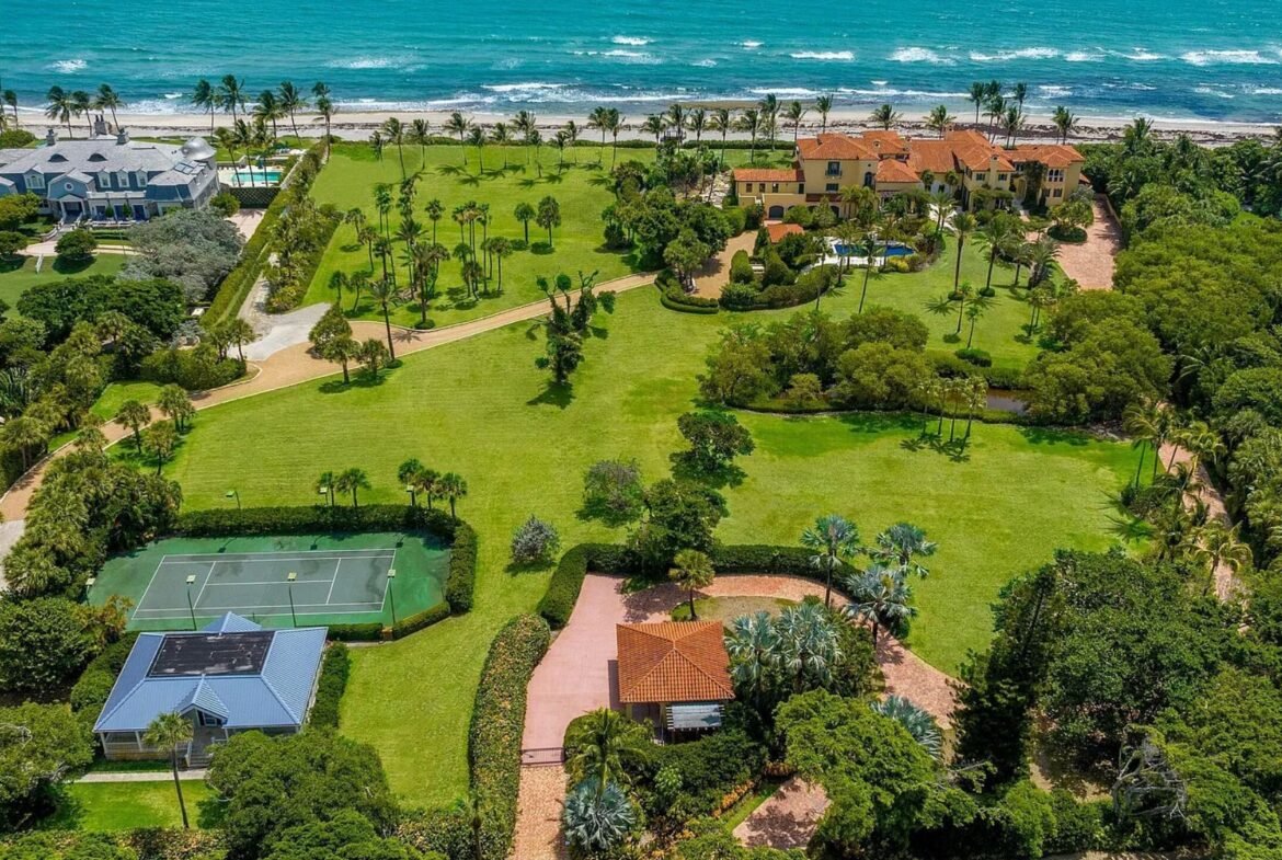 Oceanfront luxury estate in Palm Beach Florida. Immobilier de luxe USA