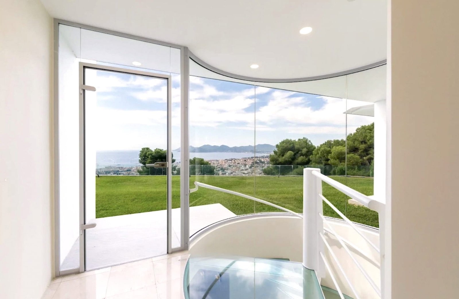 JFW IMMOBILIER Luxury Real Estate Homes for Sale in Cannes, French Riviera, France Côte d'Azur immobilier de luxe inmobiliaria de lujo imóveis de luxo immobili di lusso in vendita a Cannes, Costa Azzurra, Francia Luxe onroerend goed te koop in Cannes, Franse Rivièra, Frankrijk フランス・カンヌのラグジュアリー不動産、コート・ダジュール कान्स फ़्रांस फ्रेंच रिवेरा कोटे डी'ज़ूर लक्जरी अचल संपत्ति 法国戛纳蔚蓝海岸的豪华房地产 Элитная недвижимость в Каннах, Франция, Французская Ривьера Luxusimmobilien in Cannes, Frankreich Immobili di lusso a Cannes, Francia luksusowe nieruchomości w Cannes we Francji 프랑스 칸의 럭셔리 부동산 العقارات الفاخرة في كان، فرنسا